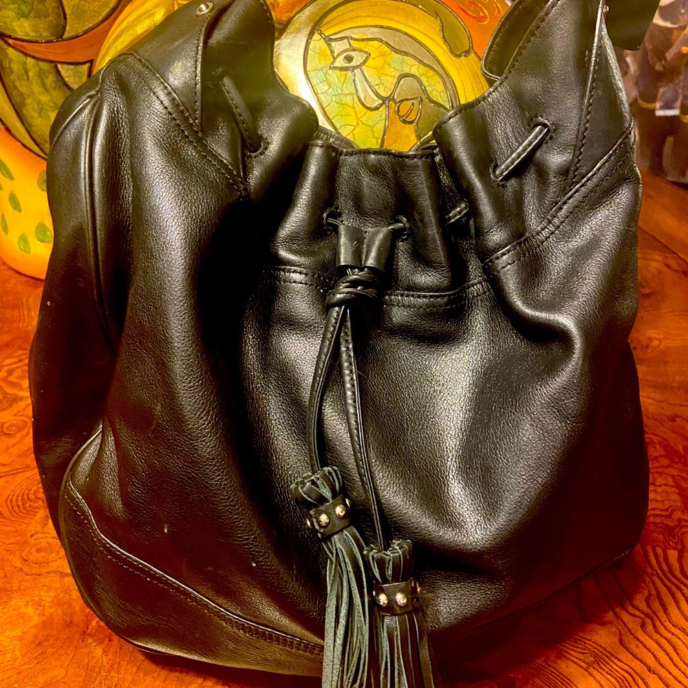 Large leather Kenneth Cole bag. Beautiful bag!!